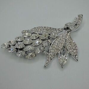 VTG Glamorous cascading rhinestone/crystal brooch in a leaf motif design